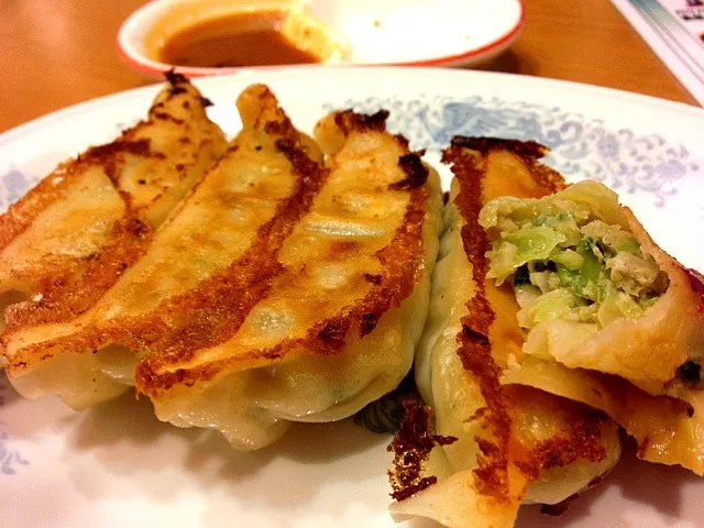 Snapdishの料理写真:宇都宮餃子 / 青源特製焼餃子 / gyoza with miso sauce|鰻大好き❤さん