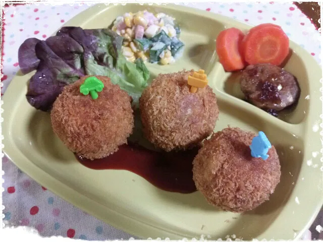 Snapdishの料理写真:☆ケチャップライスのライスコロッケ
☆きゅうり、ハム、コーンのコロコロサラダ
☆ルクエでにんじんグラッセ&ミニハンバーグ|森田 藍さん