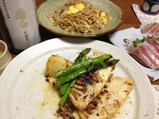 Snapdishの料理写真:焼きタケノコ焦がしバター醤油風味&チヌ刺身&焼き蕎麦と酒少々|HalfPintさん