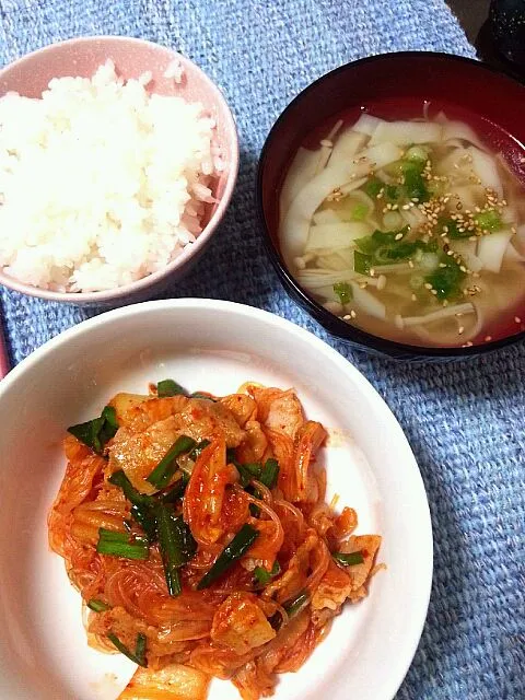 Snapdishの料理写真:豚キムチ春雨 餃子の皮ヌードル|野崎恵理さん