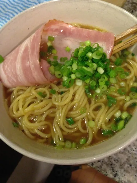 日清のラーメン屋さん 醤油 ネギだくベーコン|中華蕎麦 銀時さん