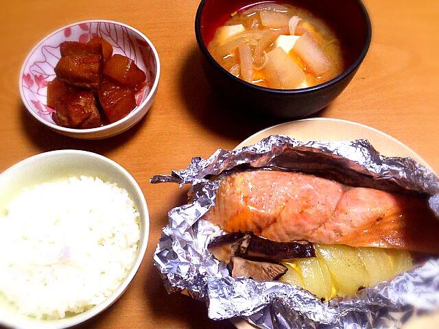 鮭のホイル焼き、豚の角煮 、味噌汁|おれおさん