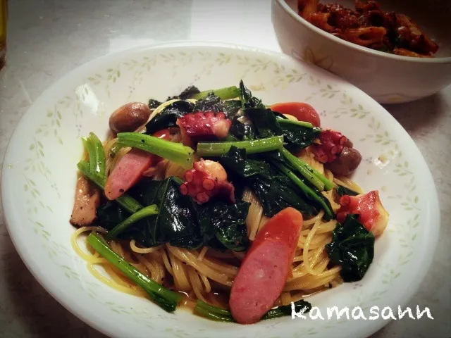 お昼ご飯アップし忘れの、アヒージョのオイルでほうれん草のパスタ🍝|かまさん