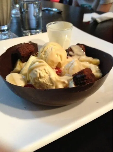 Chocolate bowl with banana pineapple and strawberry and a vanilla shot|giacomo liさん