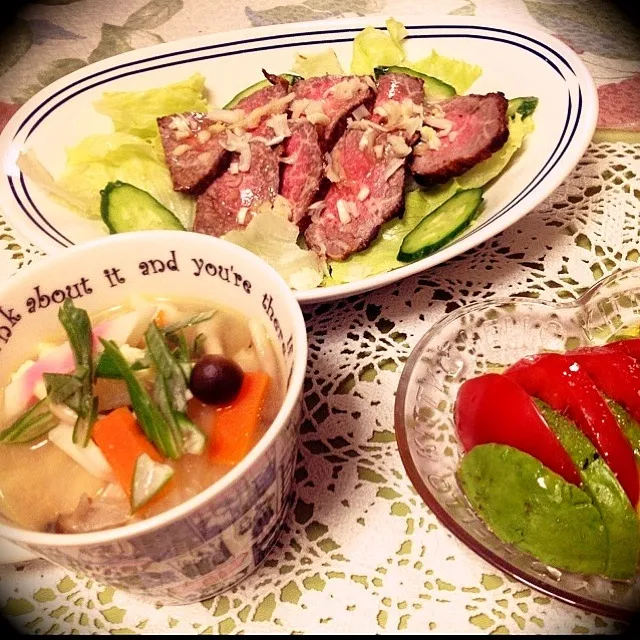 Snapdishの料理写真:🐮牛ヒレのたたき アボカドとトマトのサラダ 残り物野菜のスープ🍲|konriさん