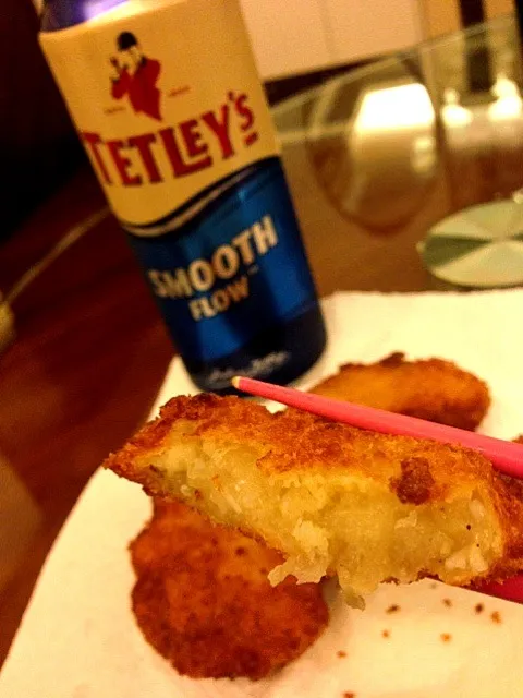 Crab meat croquette & Tetley's beer|sweeettooothさん