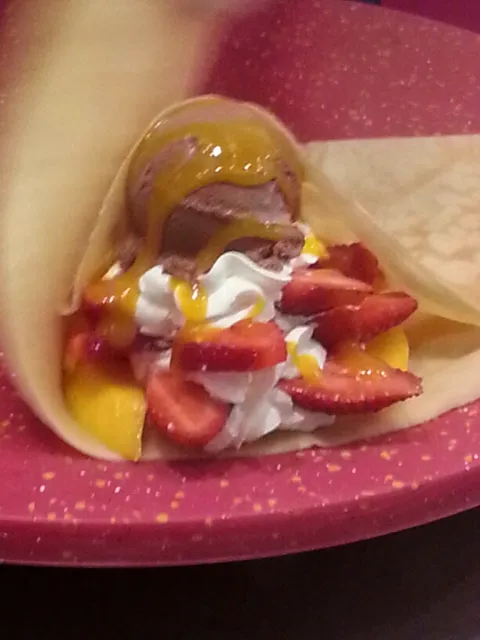 strawberry mango crepe|therese santosさん