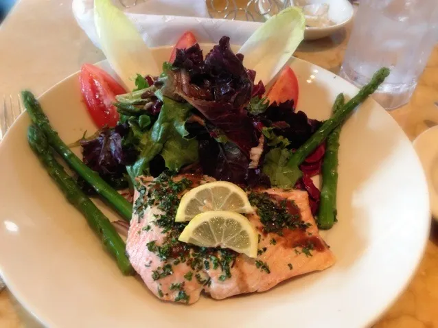 Herb salmon on salad|moumouさん