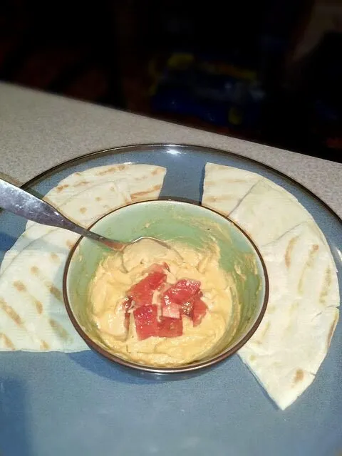 Sun dried tomato hummus and grilled pita bread|Michele Kiddさん