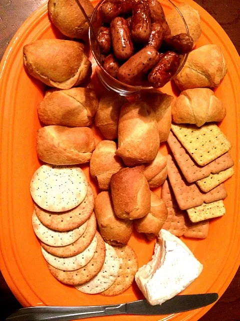 All organic- Applegate Farms lil' smokies pigs in a blanket with cheddar, Brie, & fancy crackers|Elise Templetさん