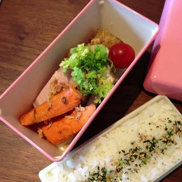 今朝のお弁当。豚肉と根野菜の低温焼き。はちみつと塩、オリーブオイルに一晩漬け込んだものを130度でじっくり焼きました。柔らかくて美味しいの。|Kumi Kaseya-Yokooさん