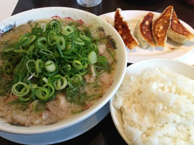 Snapdishの料理写真:ラーメン、ギョウザ、ライス|まさとさん