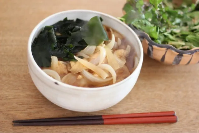 新タマネギと新わかめのうどん、サラダ|naeさん