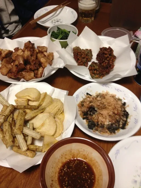 醤油麹鶏の唐揚げ、納豆青海苔の唐揚げ、タケノコの唐揚げ、全て米粉。ごぼうの素揚げ、蕨のお浸し、ほうれん草のお浸し。|しんたまりさん