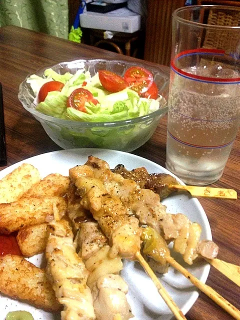 スーパーの焼き鳥とハッシュドポテトで晩酌|sakumaさん