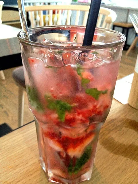 Snapdishの料理写真:Strawberry Basil Cooler|squinkyさん