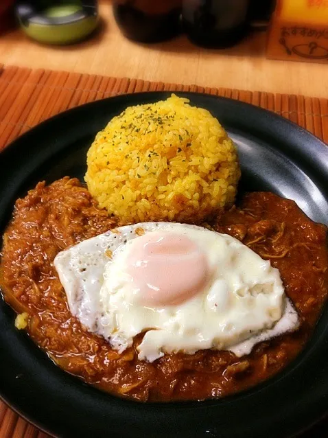 チキンカレー🍛目玉焼きをトッピング🍳|こいちさん