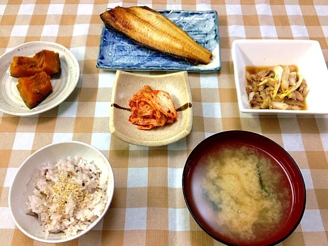 島ほっけ、かぼちゃの煮物、白菜とツナのごま和え、キムチ、しじみとあさりの味噌汁、雑穀米|ゆりさん