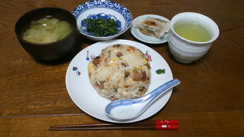 みどりさんの焼豚で炒飯＆餃子＆ほうれん草のごま和え＆キャベツの味噌汁|えっちゃんさん