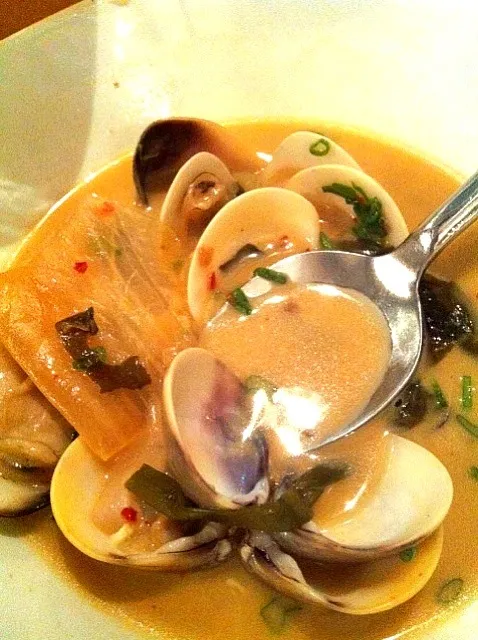 Steam clam with fig broth n kimchi|mikko tanさん