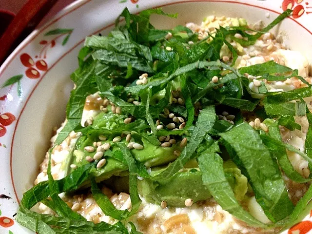 ひきわり納豆豆腐アボカドとろろ昆布紫蘇白胡麻かけ丼♡♡♡笑|🍅Mom.さん