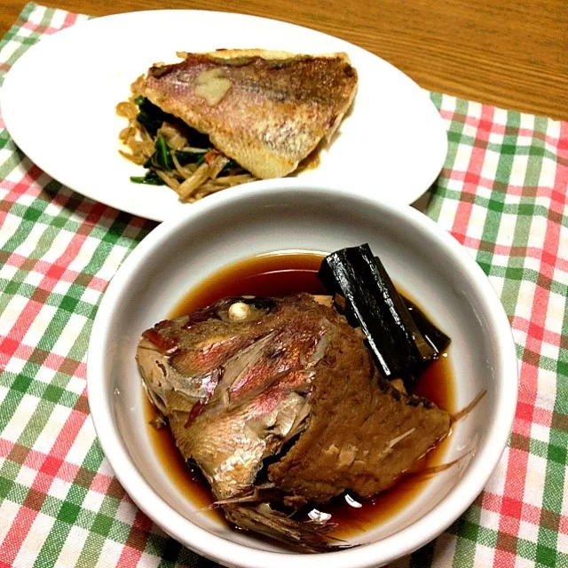 【今夜のウチご飯】鯛のムニエル，兜の荒煮，もやしスープ，ご飯。いただきま〜す🎶|takuya KAWANOさん