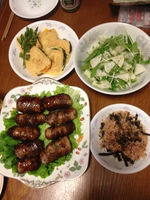 肉巻きおにぎり、蕨のお浸し、大根と絹さやと水菜のサラダ、大葉とチーズ挟んだ揚げの両面焼。|しんたまりさん