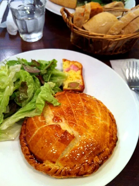 ミートパイとパン食べ放題  メゾンイチ|レオさん