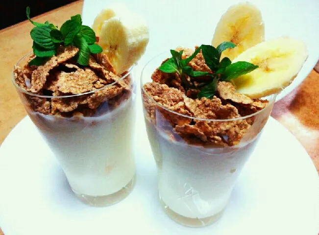 White chocolate Banana Shake with flake|都々木舞さん