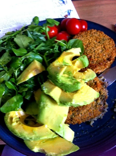 Organic Rocket leaves, spinach and watercress, avocado, tomato and risotto burgers drizzled in olive oil|🍓Jolejo🍓さん