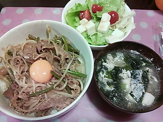 Snapdishの料理写真:焼き肉丼&サラダ&わかめ海苔豆腐スープ|クラキティさん