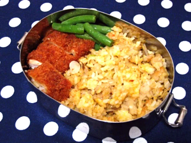 お弁当（カレー炒飯、いんげん、ささみチーズロールフライ）|すーさん