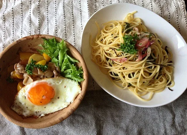 今日のランチ。塩昆布、大葉のパスタに豚肉とパプリカの甘辛味。豚肉とパプリカは酒醤油、ごま油、砂糖、塩胡椒、片栗粉のタレにパプリカ、豚肉、生姜薄切りいれてレンジでチンするだけ。めちゃ美味しい。|miu37さん