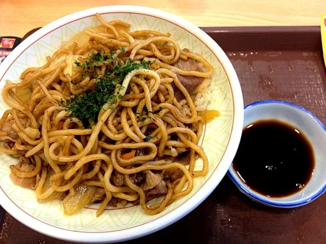 Snapdishの料理写真:やきそば牛丼 中盛|ひろろーんさん