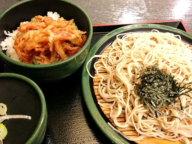 ミニかき揚げ丼とお蕎麦|こんどう かずゆきさん