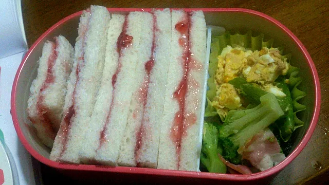 イチゴジャムサンドイッチ弁当|まい。さん