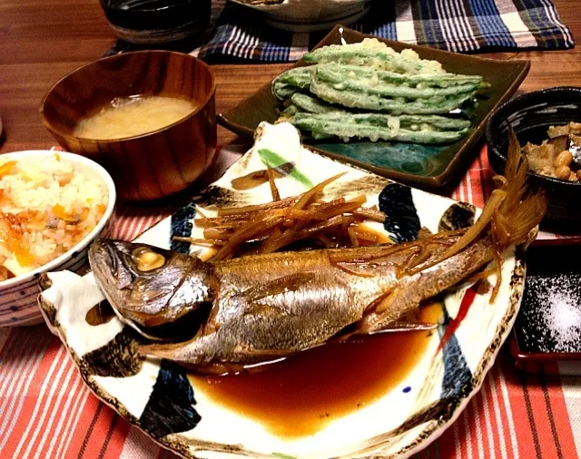 Snapdishの料理写真:むつの煮付け、インゲンの天ぷら、五目豆、筍の炊き込み御飯、玉葱の味噌汁|サチさん