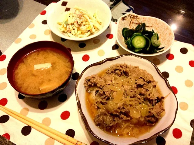 Snapdishの料理写真:牛丼、ワカメときゅうりの酢の物、マカロニサラダ|なおさん