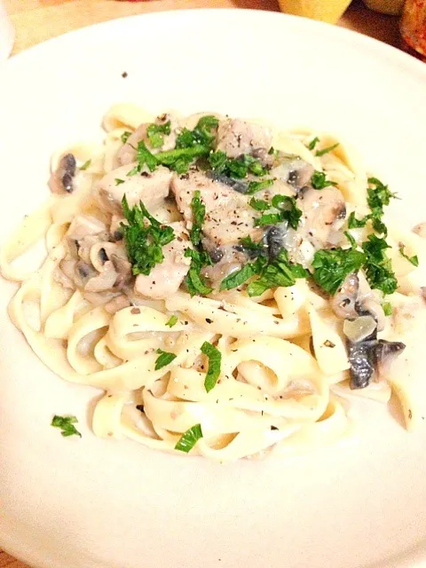 Snapdishの料理写真:Chicken mushroom creamy fettuccine|Ayakaさん