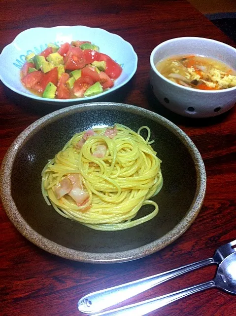 ペペロンチーノ、野菜とキノコのスープ、トマトとアボカドのサラダ|ナミカワさん