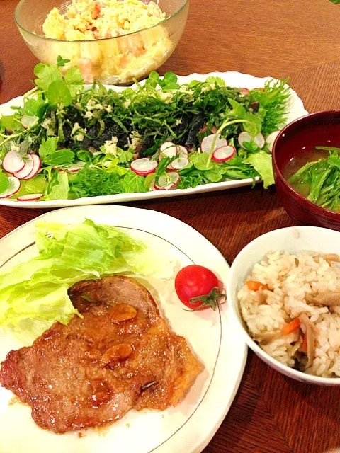 豚のガーリックステーキと舞茸の炊込みご飯🍚鰹のたたき風サラダで🍺|yuuminさん