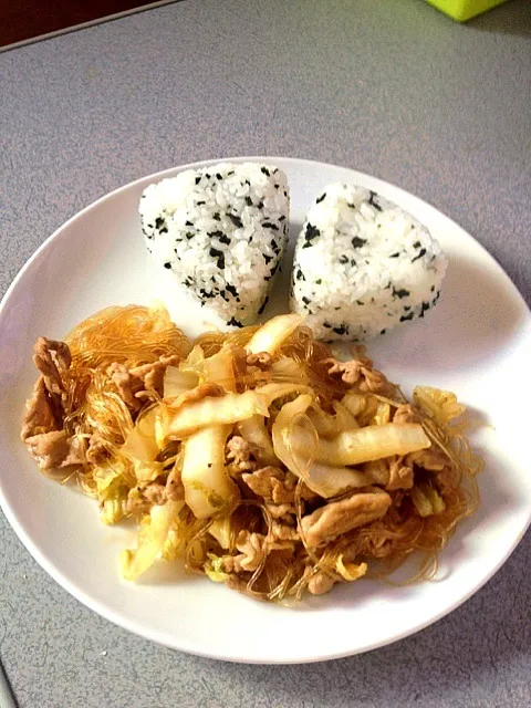 豚肉と春雨白菜炒めと、ワカメおにぎり|だるころさん