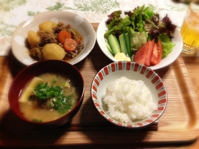 肉じゃが  きのこ時々たけのこの味噌汁  グリーンサラダ|ともみさん