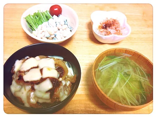 豚丼(チーズオン)、大豆サラダ、新玉のおかかのっけ、水菜のお味噌汁|ゆにょさん