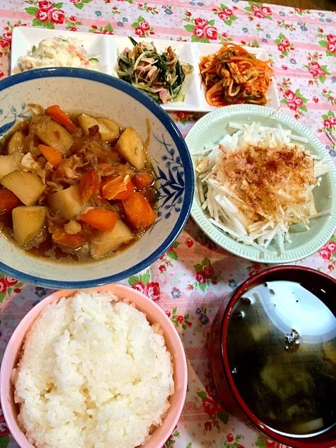 今日の晩御飯＊肉じゃが、大根サラダ、水菜の野菜炒め、ポテトサラダ、キムチ、大根の味噌汁|まゆめろさん