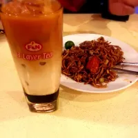 3 layer tea and mee goreng mamak|zahirahさん