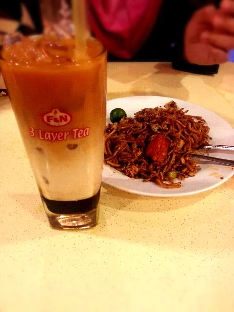 3 layer tea and mee goreng mamak|zahirahさん