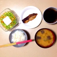 ご飯、お味噌汁、もずく酢 ゆず風味、照り焼き魚、サラダ冷や奴|yさん