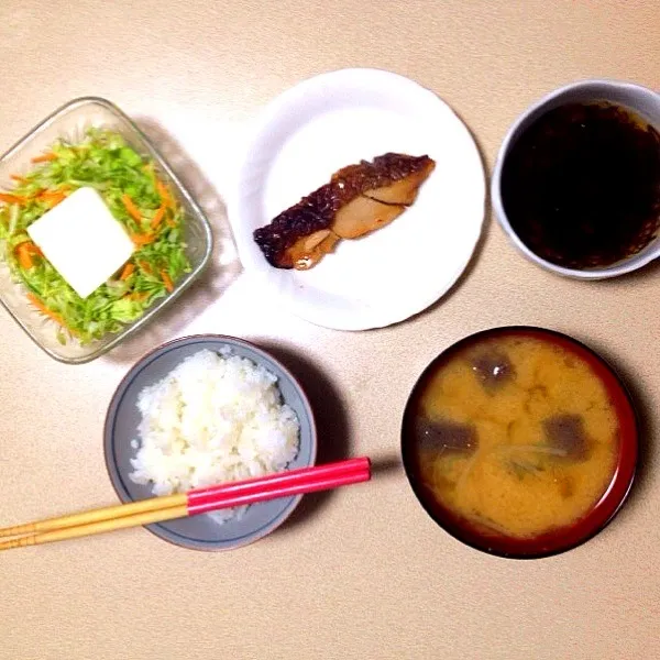 Snapdishの料理写真:ご飯、お味噌汁、もずく酢 ゆず風味、照り焼き魚、サラダ冷や奴|yさん