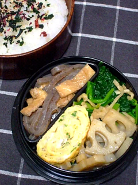 お弁当（ふりかけご飯、糸こんにゃくと薄揚げの煮物、ほうれん草と切干大根のお浸し、ねぎとシラス入り卵焼き、れんこんのラー油きんぴら）|すーさん